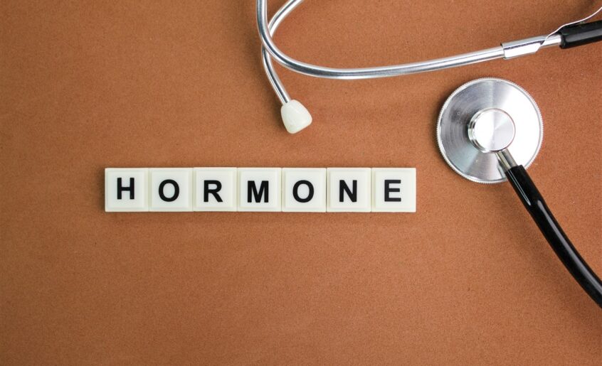 hormones et influençant les douleurs