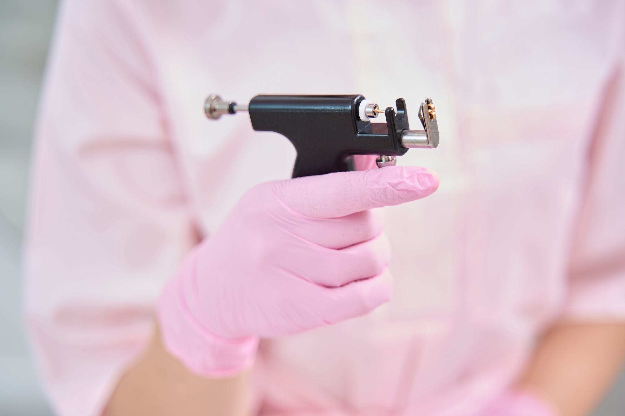 Professional device for piercing in hands of a medical worker