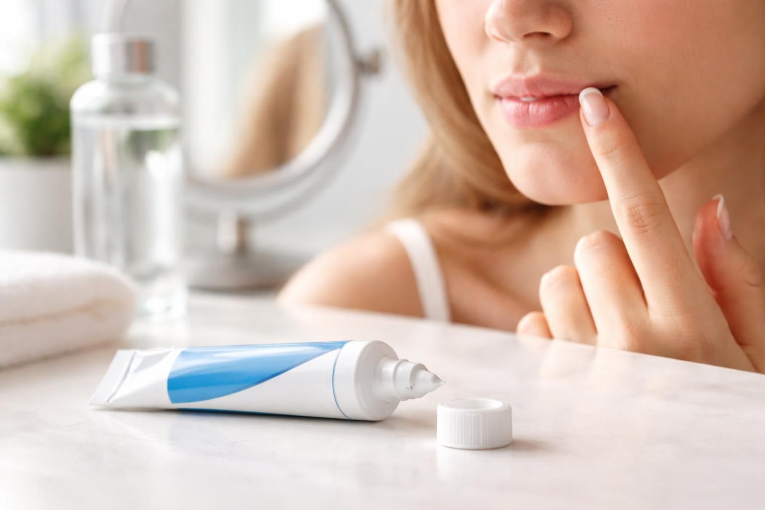 découvrez les indications et le mode d’emploi de la crème aciclovir pour traiter efficacement les infections virales de la peau.